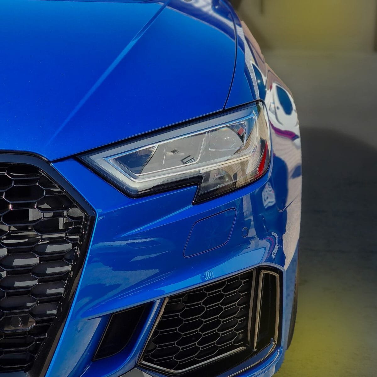Blauer Audi RS3 nach Lackkorrektur und Keramikversiegelung