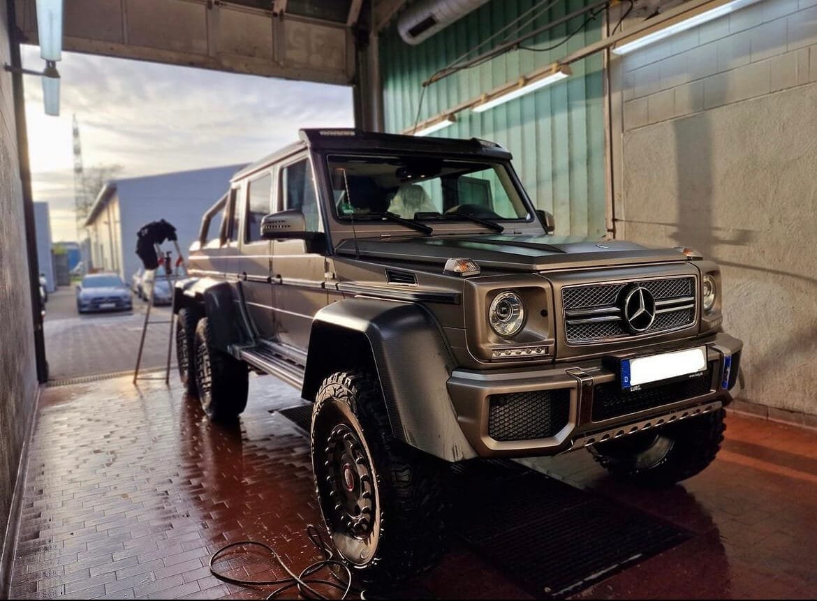 Mercedes G-Klasse im Waschbereich bei GF Lukas