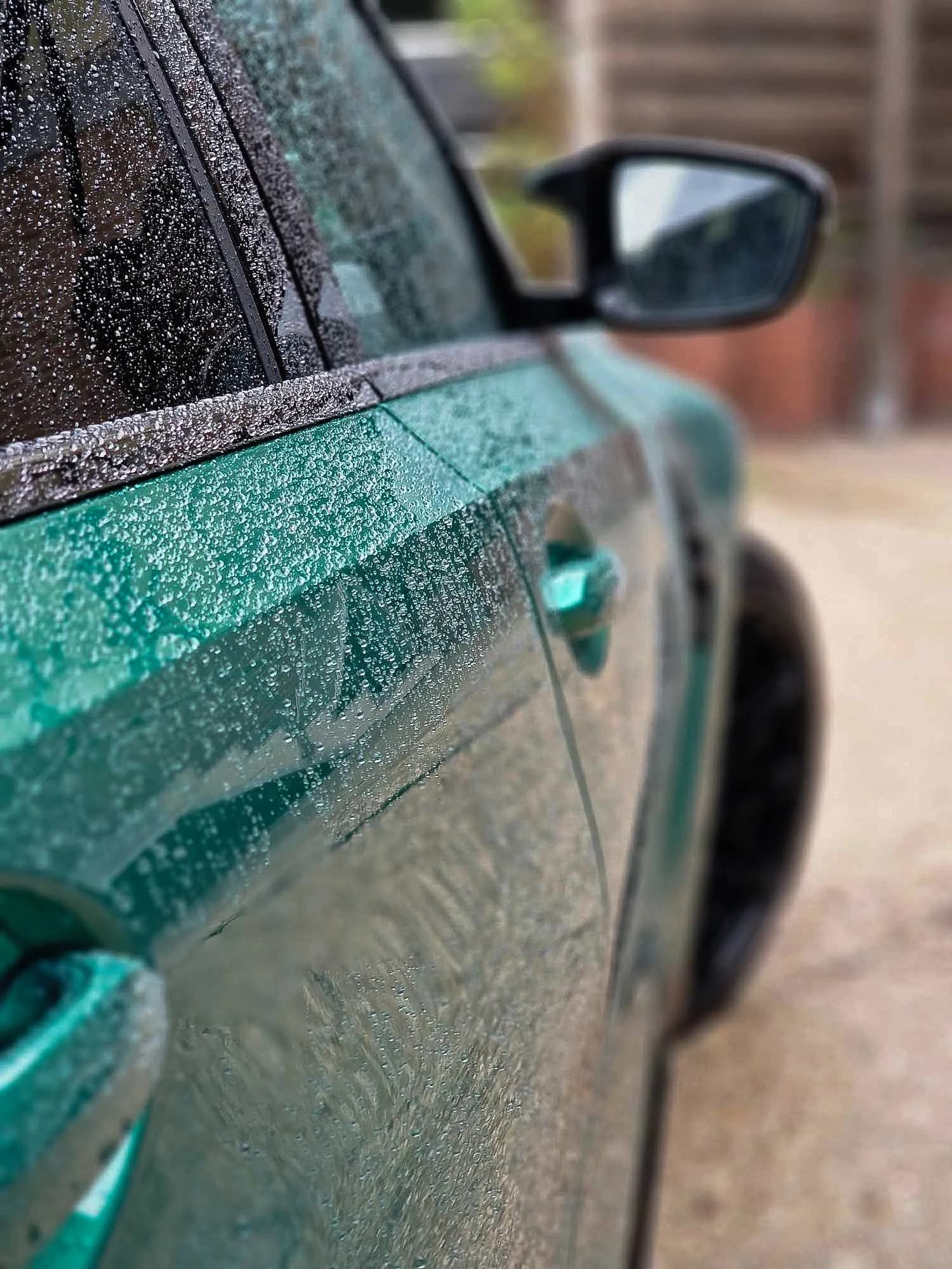 Detailaufnahme eines Fahrzeugs bei der Vorbereitung vor Keramikversiegelung
