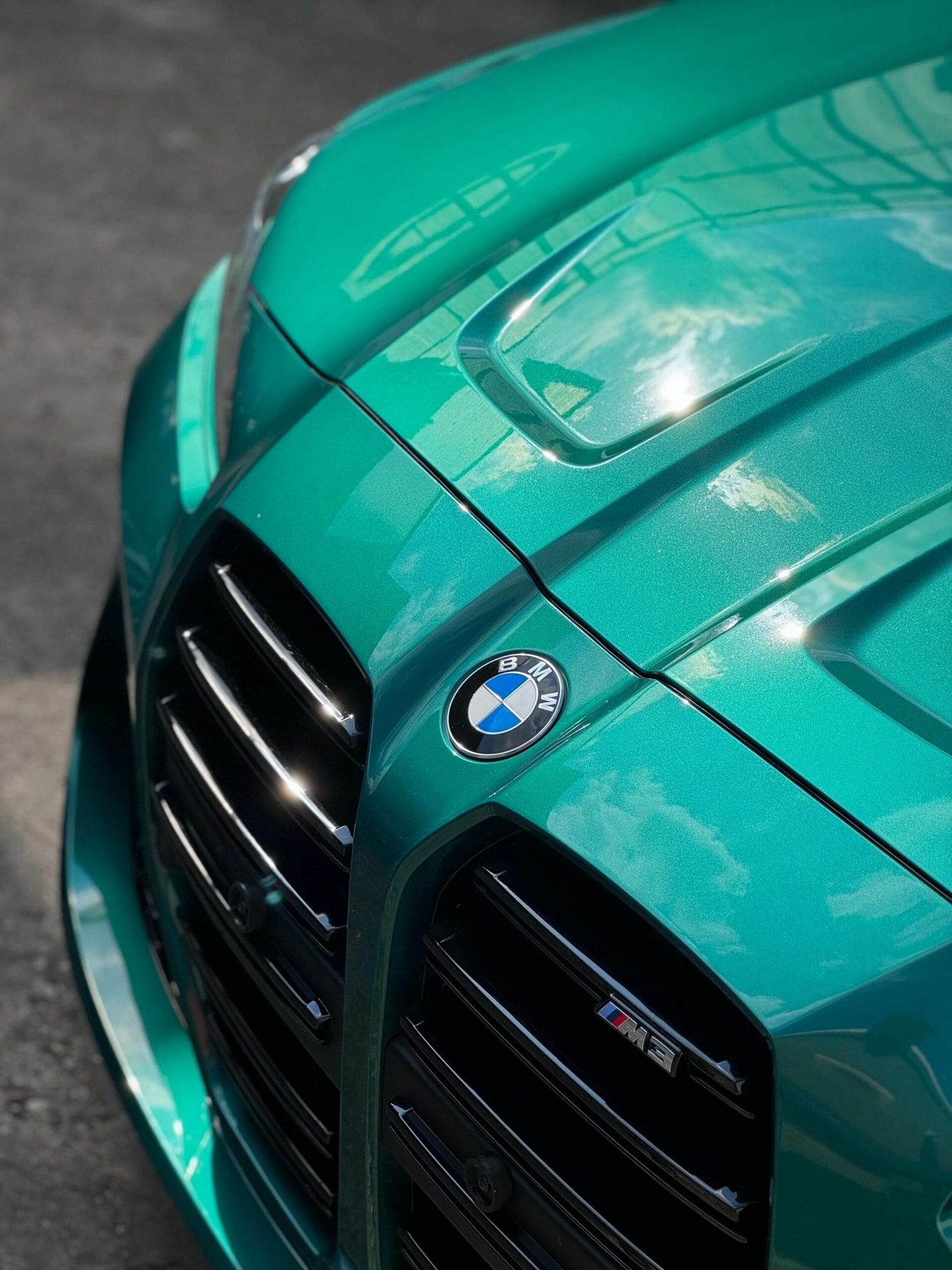 Türkiser BMW M4 mit glänzendem Lackdetail