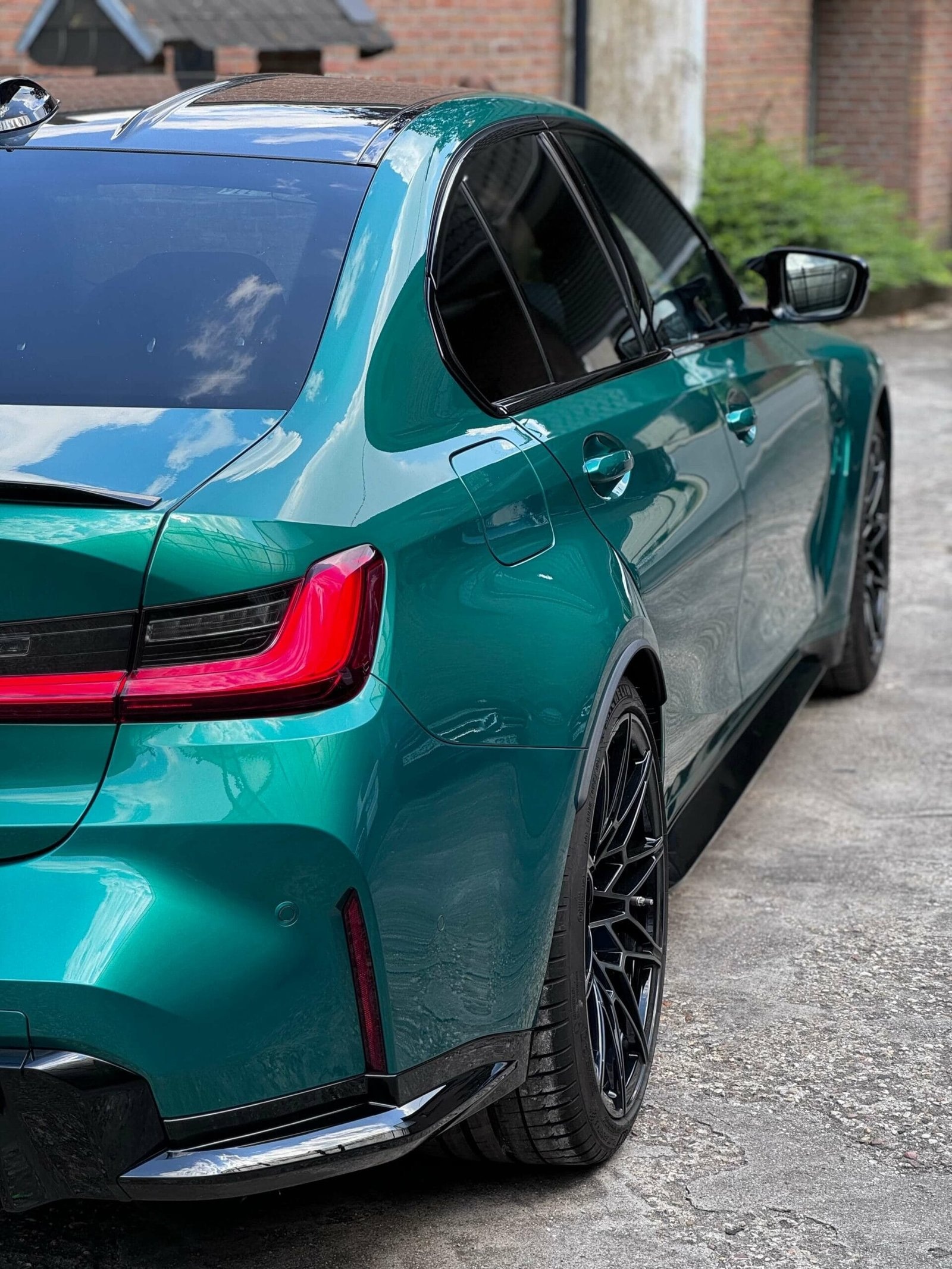 Türkiser BMW M4 mit glänzender Heck- und Seitenpartie