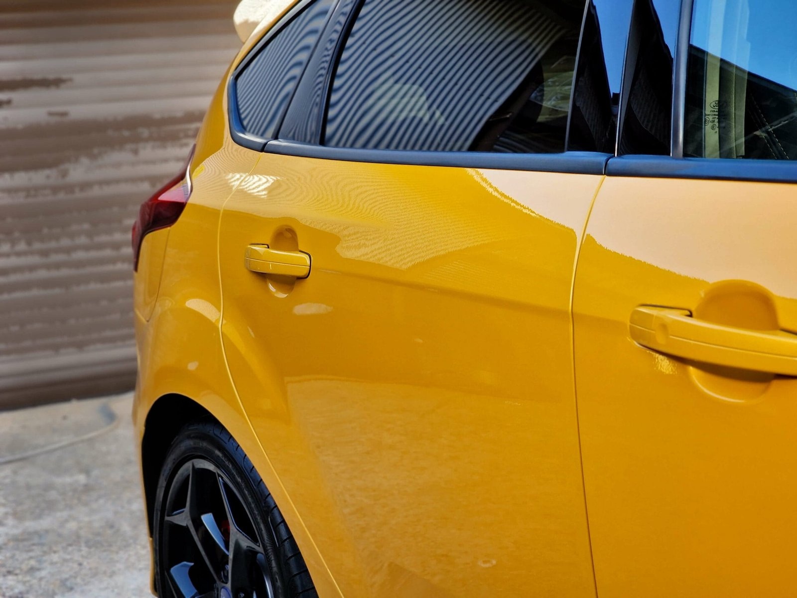 Gelber Ford Focus RS mit glänzender Seitenpartie