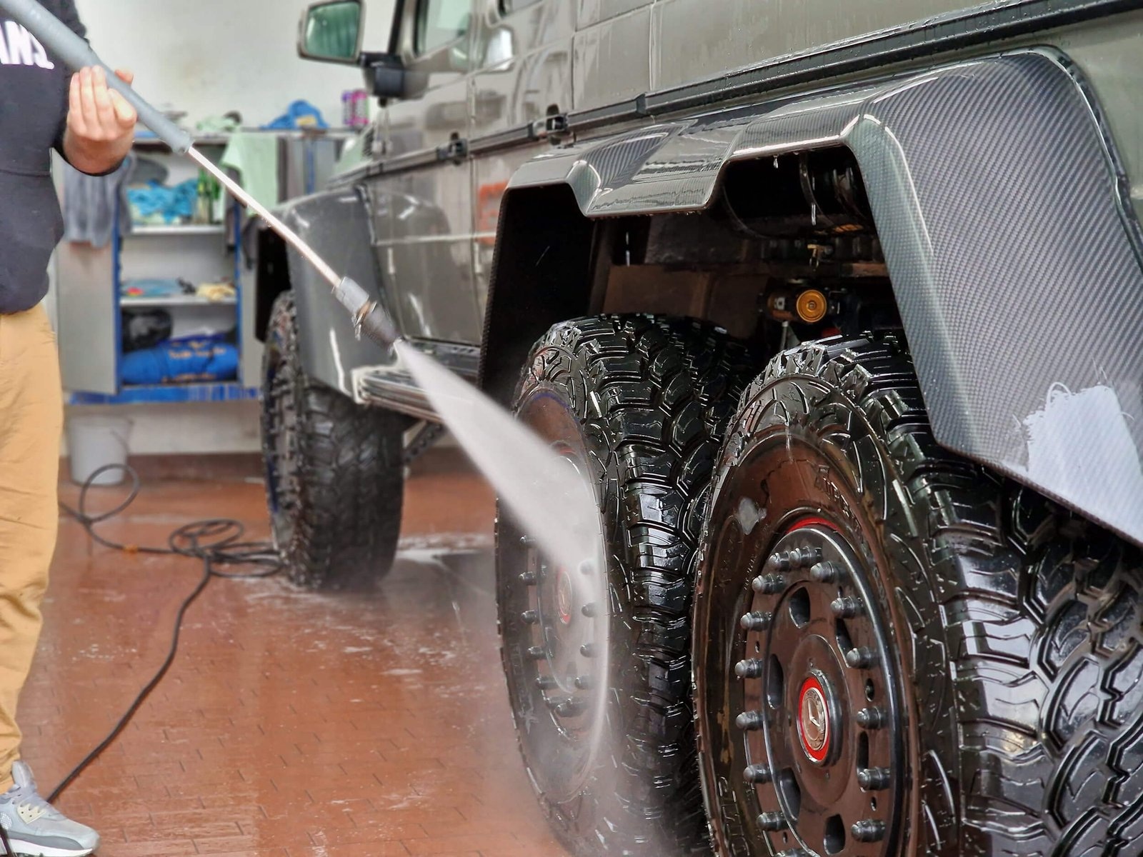 Mercedes G-Klasse Rad und Unterboden bei der Reinigung