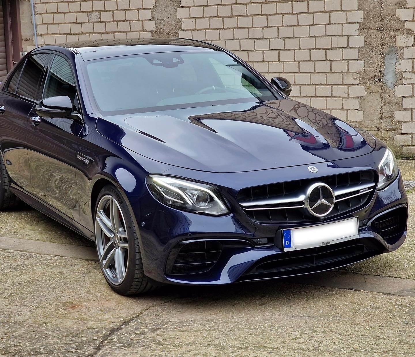 Dunkler Mercedes in Seitenansicht nach Pflege