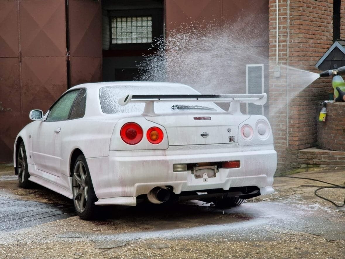 Nissan GT-R während der Schaumwäsche