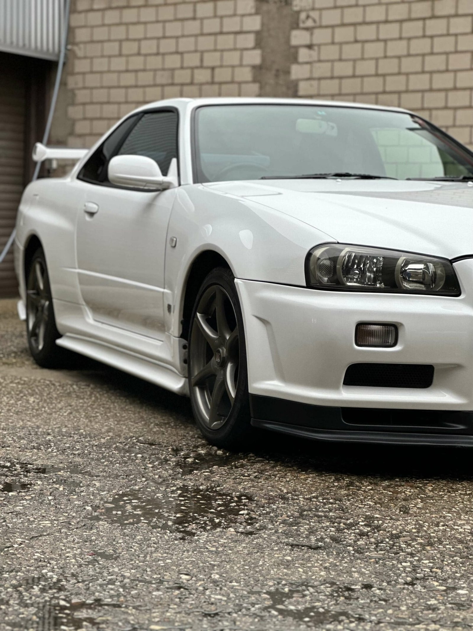 Weißer Nissan GT-R nach Fahrzeugaufbereitung