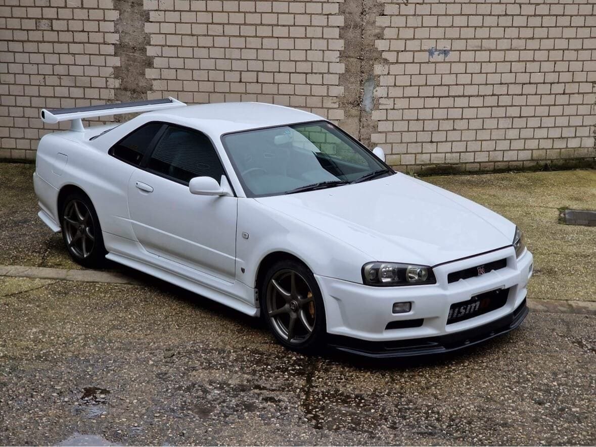 Weißer Nissan GT-R in Seitenansicht
