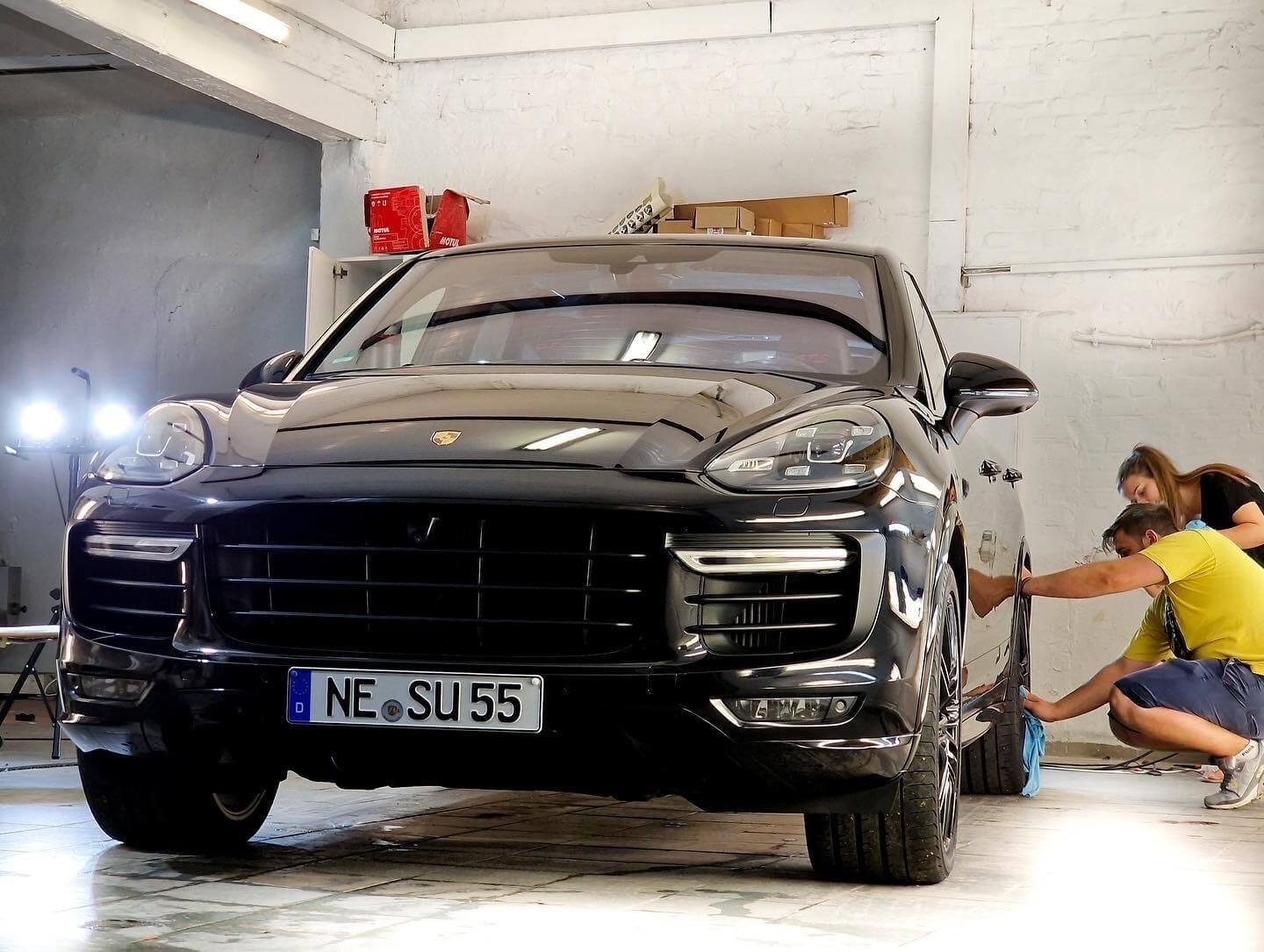 Schwarzer Porsche Cayenne nach Fahrzeugpflege