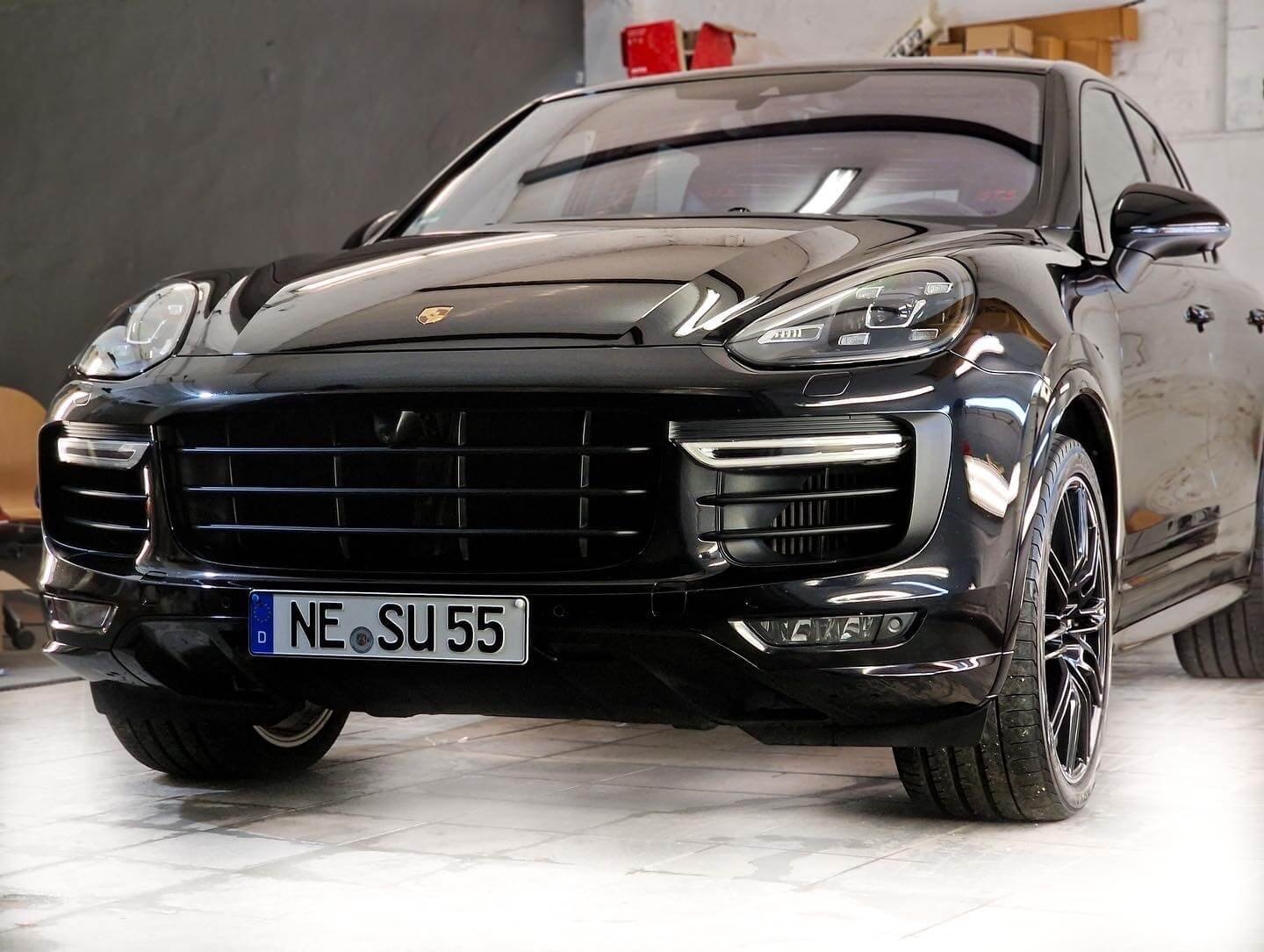 Schwarzer Porsche Cayenne im Studio nach Aufbereitung