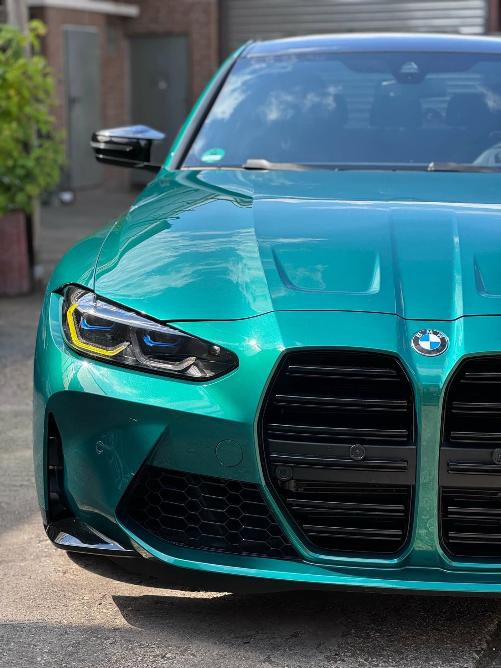 Türkiser BMW M4 mit gepflegtem Lack nach dem Finish bei GF Lukas