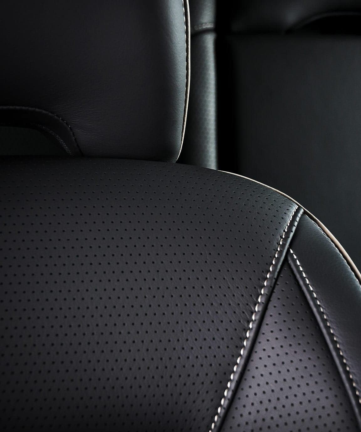 Frisch gereinigter Autoinnenraum mit sauberen Sitzen und gepflegtem Cockpit