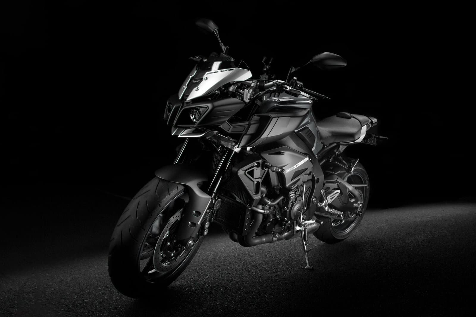 Motorrad im Studio für Pflege und Versiegelung bei GF Lukas
